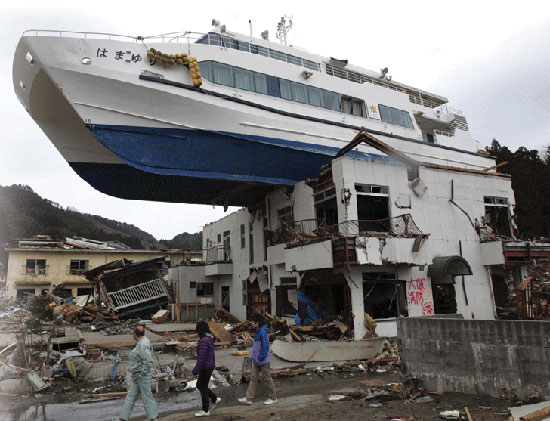 20120311-1-1-tohoku-japna-earthquake-destruction-boat-on-roof-515x421.jpg