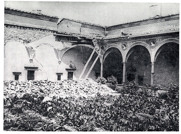 I crolli nel Chiostro Grande della Certosa del Galluzzo [foto da Cioppi, 1995].