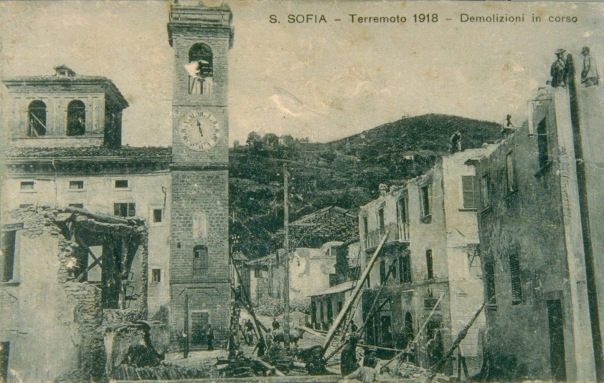Una fotografia di Santa Sofia dopo l’ultimo forte terremoto che la colpì nel novembre 1918 [Fonte: http://www.edurisk.it ].